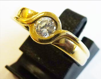 Goldring 17,3 mm aus feinem Gelbgold 333/- besetzt mit 1 funkelnden Zirkon im exklusiven Design. Der Ring ist filigran verarbeitet hat eine gleichbleibende Ringschiene und ist hochglanzpoliert, was ihn noch edler wirken lässt. Ein edles Unikat das in fein